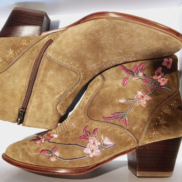 new New 💯 % beautiful  embroidery  boot... - Picture 3 of 10